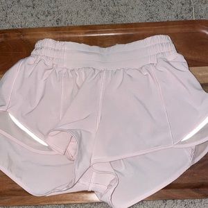 LIKE NEW strawberry milkshake LULU SHORTS!!!! 💗🩷💝 size 4, 2.5 in